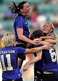 En massa glada svenska fotbollsdamer. Foto: Pressens Bild