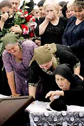 Folk sörjer de döda efter terrordådet i Beslan i Ryssland. Foto: Ivan Sekretarev/PrB.