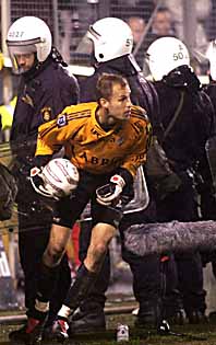 Poliserna skyddar målvakten Håkan Svensson vid bråket på Råsunda. Foto: Jack Mikrut/PrB