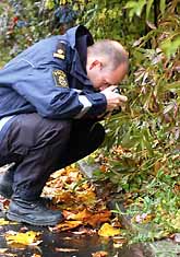 Polisen letar spår efter den man som dödade två personer i Linköping. Foto: Göran Billeson/PrB