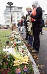 Många människor har tänt ljus och lagt ner blommor vid platsen där morden hände i Linköping. Foto: Jack Mikrut/Pressens Bild