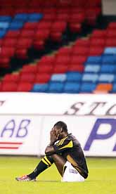Pa-Modou Kah deppar. AIK har just åkt ur allsvenskan i fotboll. Foto: Jonas Ekströmer/PrB
