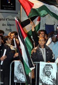 Oroliga palestinier är samlade utanför sjukhuset i Paris. Foto: Pressens Bild