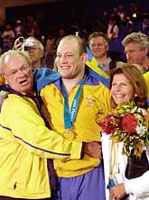 Mikael Ljungberg gratuleras av kungen och Silvia efter OS-guldet i brottning i Sydney. Foto: Jan Collsiöö/PrB.