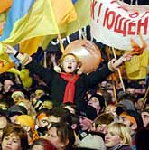 Folk jublar i Ukraina. Det blir ett nytt val. Foto: Pressens Bild