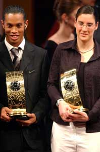 Birgit Prinz och Ronaldinho utsågs till världens bästa fotbollsspelare i år. Foto: Walter Bieri/PrB.
