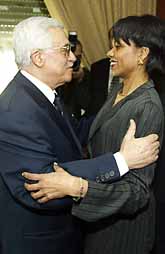 Palestiniernas president Mahmoud Abbas kramas USAs utrikesminister Condoleezza Rice. Foto: Awad Awad/PrB