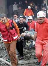 Räddningspersonal hjälper dem som skadades av bomben i Libanon. Minst tolv personer dog. Foto: Adnan Hajj Ali/Pressens Bild