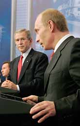 George Bush och Vladimir Putin. Foto: Luke Frazza/PrB.