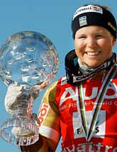 Svenska Anja pärson visar upp priset hon fick för att hon vann världscupen. Foto:Frederick Florin/PrB