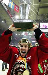 Martin Plüss i Frölunda jublar med SM-pokalen. Foto: Niklas Larsson/PrB