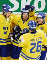 Niklas Kronwall längst till vänster har just gjort Sveriges första mål. Det blev hela 9–1 mot Lettland. Foto: Sven Nackstrand/Pressens Bild