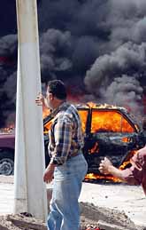 En bil brinner i huvudstaden Bagdad. En man sprängde sig själv och två andra människor i luften. På onsdagen exploderade många bomber i Irak. Foto: Ali Al-Shouk/Pressens Bild