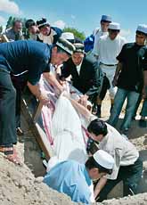 Folk i Uzbekistan begraver de döda efter helgens strider. Foto: Denis Sinyakov/PrB