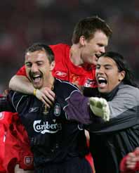 Jerzy Dudek hyllas av sina lagkamrater efter segern i Champions League. Foto: Luca Bruno/PrB