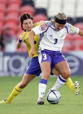 Malin Moström i kamp mot finländskan Jessica Julin. Matchen slutade oavgjort. Foto: Martyn Harrison/Pressens Bild