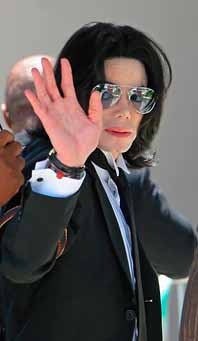Michael Jackson vinkar till sina fans vid rättegången. Foto: Machael Mariant/PrB