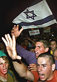 Israeler demonstrerar mot flytten från Gaza. Foto: Tsafrir Abayov/PrB