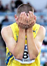 Stefan Holm är förtvivlad. Han har rivit ribban och missat VM-guldet han längtat efter. Foto: Thomas Kienzle/PrB