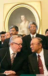 Den finske politikern Martti Ahtisaari ( till vänster på bilden) har hjälpt till att få fred i Aceh i Indonesien. Foto: Oliver Morin/PrB