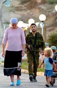 En israelisk kvinna i Gaza-området. Hon måste flytta. Soldater har kommit för att köra bort henne. Foto: Shay Shmueli/PrB