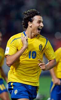 Zlatan jublar. När matchen nästan var slut gjorde han mål. Foto: Ulf Ryd/PrB