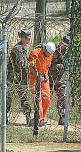 En fång i lägret Guantanamo. Foto: Andres Leighton/PrB