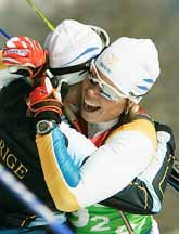 Lina Andersson och Anna Dahlberg är överlyckliga. De har vunnit OS-guld i sprint. En halvitmme senare tog herrlaget också guld. Foto: Pressens Bild