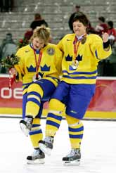 Svenska spelare firar silvermedaljerna i OS-hockeyn. Foto: Gene J. Puskar/PrB