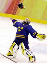 Segern är vår! Målvakten Henrik Lundqvist katar sin handske i luften efter segern mot Finland. Foto: Eric Risberg/Pressens Bild