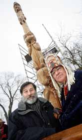 Kulturminister Leif Pagrotsky var med när totempålen återlämnades. Bredvid honom står Sam Robertsson, en av Haisla-indianerna. Foto: Fredrik Persson/Pressens Bild