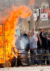 Bråken mellan kurdiska demonstranter och polis har varit våldsamma. Bilden är från staden Diyarbakir. Foto: Mustafa Ozer/PrB