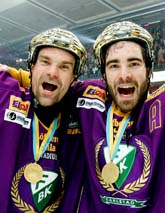 Glada spelare firar Färjestads SM-guld i ishockey. Foto: Claudio Bresciani/PrB