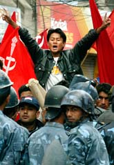Folk protesterar på gatorna mot Nepals kung Gyanendra. Foto: Gautam Singh/PrB
