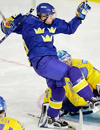 En knepig situation i Tre Kronors match mot Ukraina i lördags. Magnus Johansson håller på att falla över Ukrainas målvakt. Tre Kronor vann matchen med 4– och mot Italien med 4–0. Foto: Alexander Nemenov/Pressens Bild