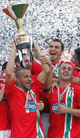 Zlatan och hans lagkompisar firar segern i den italienska ligan. Foto:Francensco Pecoraro/PrB