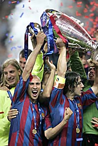 Henrik Larsson firar segern med lagkamraterna i Barcelona. Foto: Pressens Bild