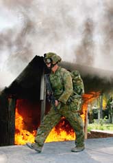 En australisk soldat på en av gatorna i Dili. Foto: William West/PrB