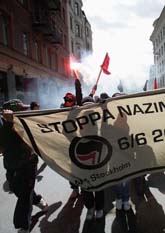 Den antifascistiska gruppen Afa demonstrerade i Stockholm. Polisen flyttade demonstranterna från staden för att undvika bråk mellan Afa och högerextremister. Foto: Fredrik Persson/Pressens Bild