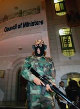 En soldat vaktar vi palestiniernas parlament i staden Ramallah. Foto: Muhammed Muheisen/PrB