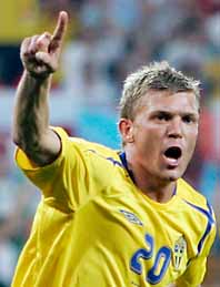 Marcus Allbäck gjorde Sverige första mål mot England. Det var också mål nummer tvåtusen i VMs historia. Foto: Sven Nackstrand/Pressens Bild