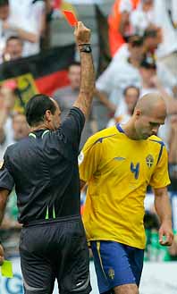Teddy Lucic blir utvisad. Större delen av matchen mot Tyskland fick Sverige spela med en man mindre. Foto: Presssens Bild