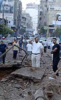 En israelisk bomb har slagit ner mitt i gatan i området Dahyie i Beirut. Foto: Ramzi Haidar/PrB