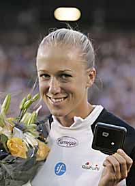 Kajsa Bergqvist fick en diamant när hon slog Stadionrekordet. Foto: Anders Wiklund/Pressens Bild
