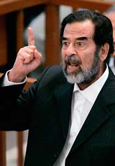 Saddam Hussein var upprörd när rättegången började i måndags. Foto: Daniel Berehulak/Pressens Bild 