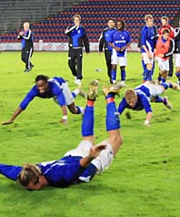 Matchen är slut. Åtvidabergs spelare kastar sig av glädje. De är vidare i Uefa-cupen. Foto: Hans Runesson/Scanpix