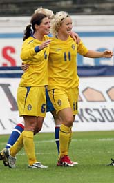 Två av de svenska målgörarna jublar. Victoria Svensson och Malin Moström är på väg för att gratulera Hanna Ljungberg som är tillbaka från sin skada. Foto: Scanpix