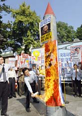 Demonstranter i Sydkorea protesterar mot Nordkoreas kärnvapen. Foto: Jung Yeon-Je/Scanpix