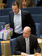 Finansminister Anders Borg med regeringens budget. Framför honom sitter statsminister Fredrik Reinfeldt. Foto: Henrik Montgomery/Scanpix