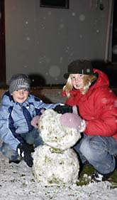 Snön ställde inte bara till bekymmer. Samuel och Emilia Emretsson i Idre kunde göra årets första snögubbe. Foto: Nisse Schmidt/Scanpix